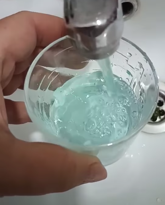 "Я такого ще не бачила!" У місті під Києвом з кранів полилася блакитна вода (відео)